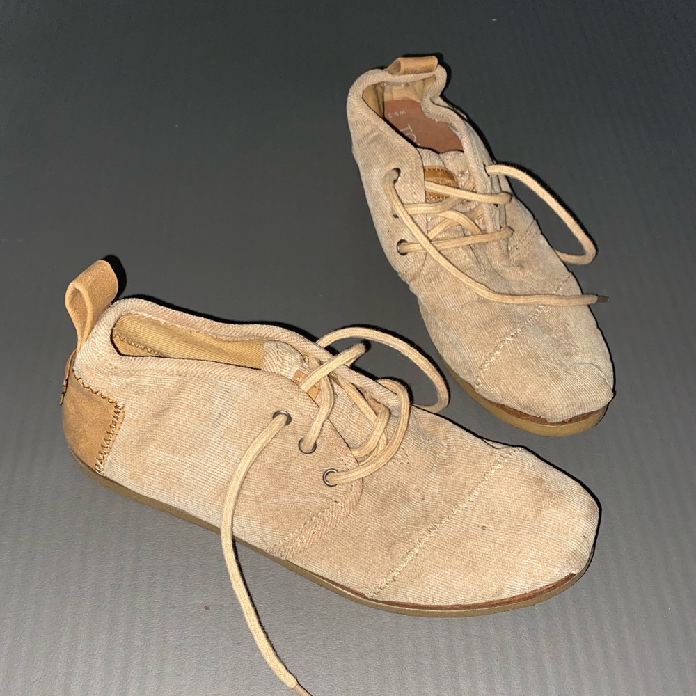 Toms tan shoes with laces worn once